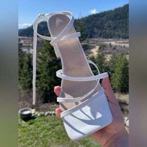 sqare-toe strappy heels 🕊️